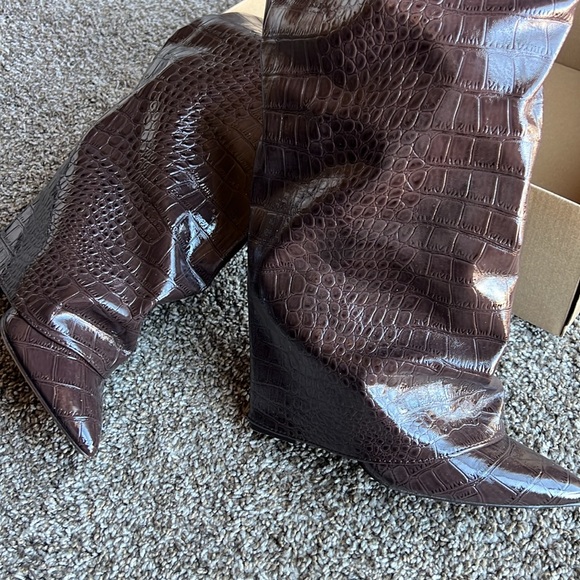 Stunning crocodile chocolate boots - Picture 3 of 8